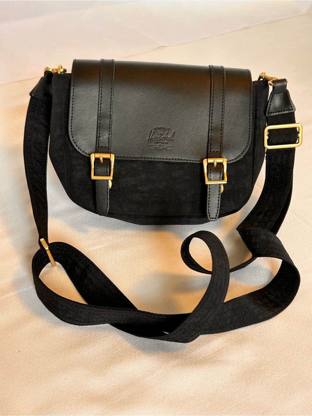 NWOT Herschel Supply Orion Retreat Crossbody Mini Bag Black Leather Nylon Gold